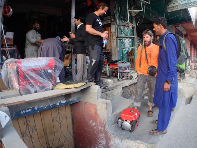 Nákup generátoru ve Skardu