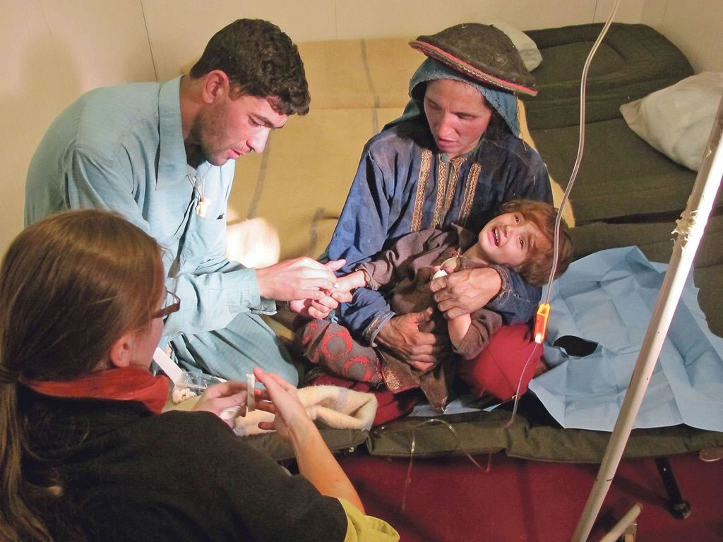Najaf je zdravotní bratr. Jeho syn má už díky české pomoci šanci vystudovat medicínu.